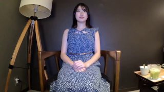 女神的幸福生活，超高颜值清纯美女，夹着大肥穴揉搓自慰，中年大叔加入操逼，多种姿势尽情蹂躏